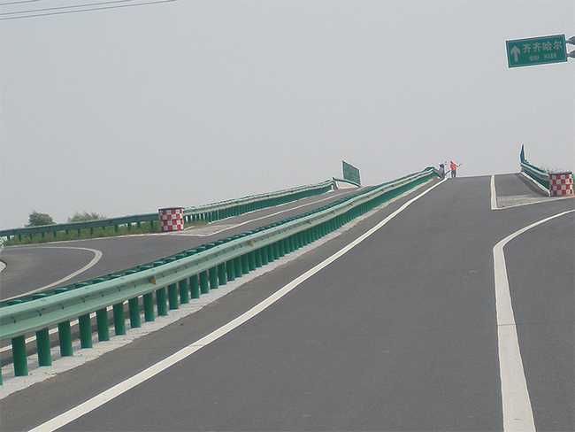 连云港高速公路护栏的材质与规格